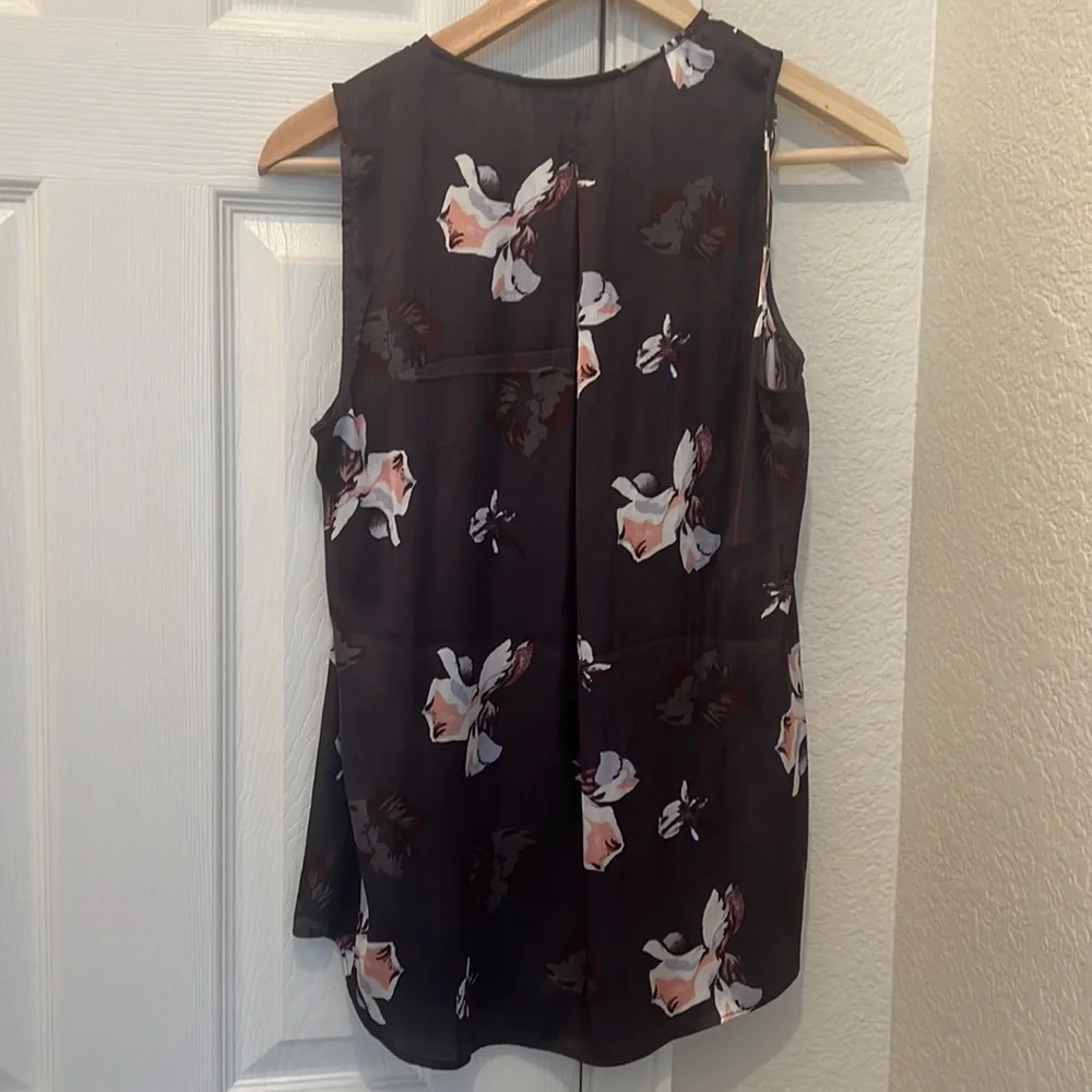 Banana Republic floral v neck top - Picture 4 of 4